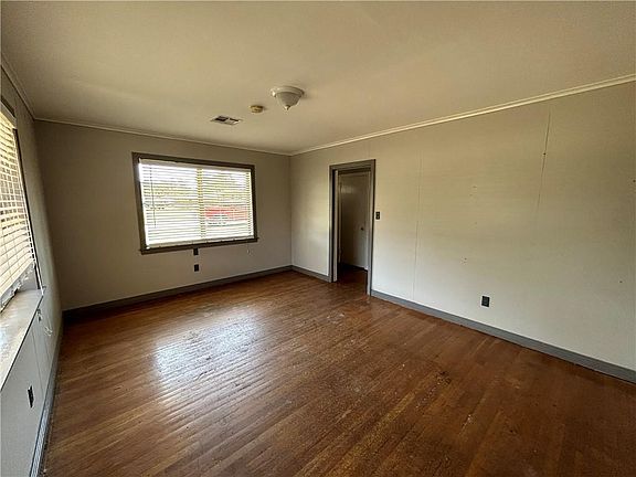 5th image of 463 Pine St