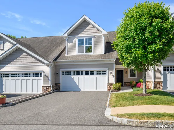 23 Woods Lane #23, Newtown, CT 06470