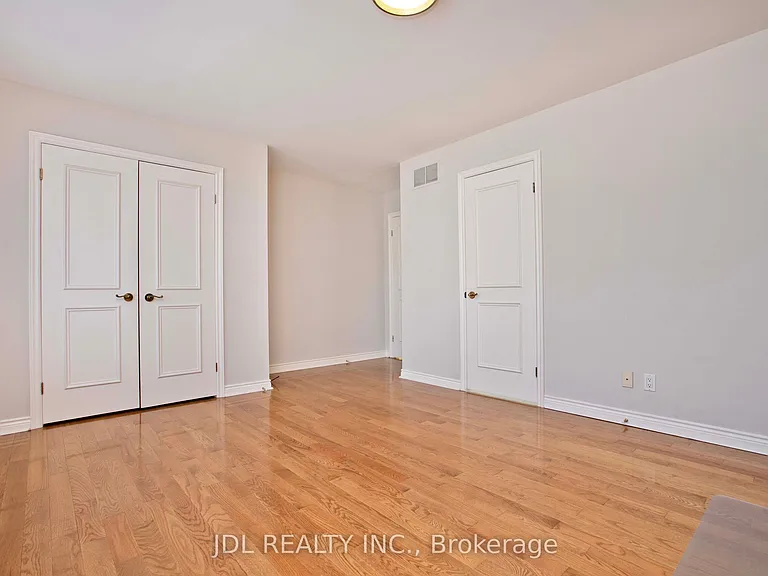 53 Aldershot Cres — Photo 35