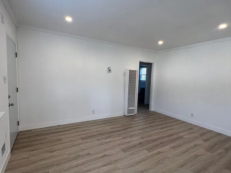 8606-8610 1/2 Beverlywood St — Photo 2