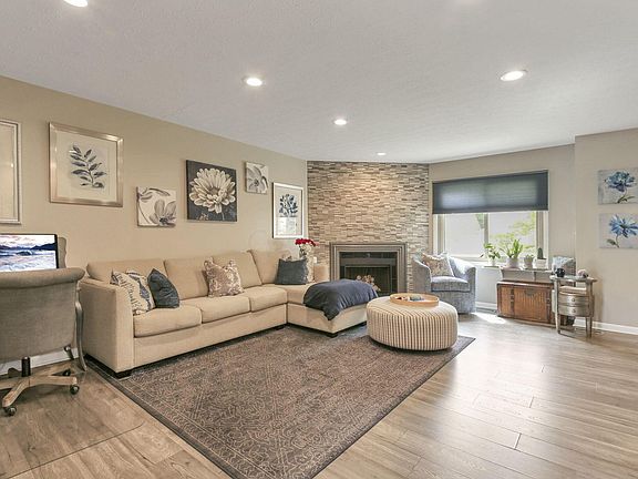 5th image of 121 Carrowmoor Ct #11