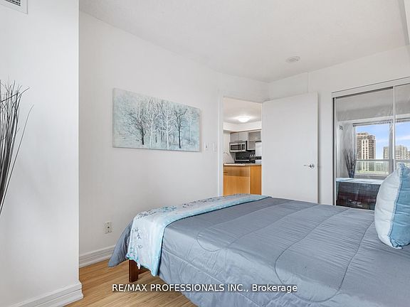 4th image of 18 Harrison Garden Blvd #706