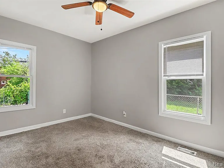 2731 Elmhurst St — Photo 11