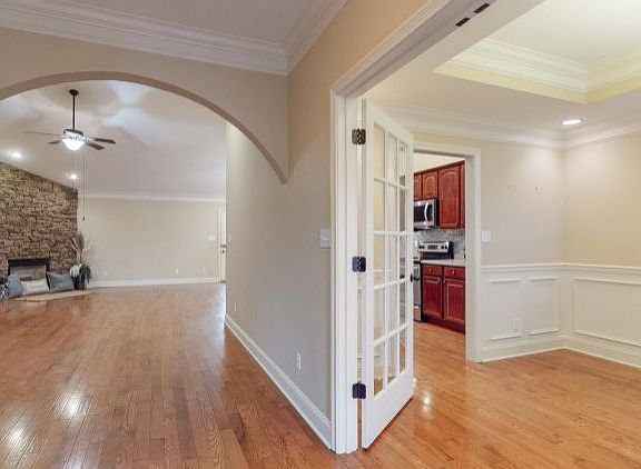 3rd image of 5572 Meadow Wells Dr