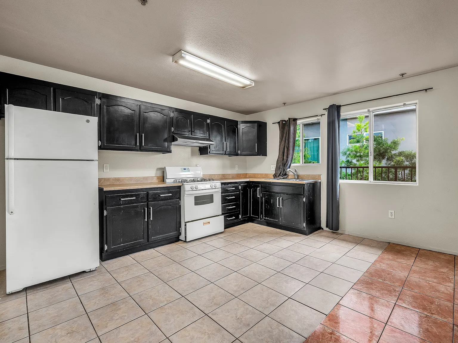 4 bed, 1100 sqft, $3,550 — Photo 2