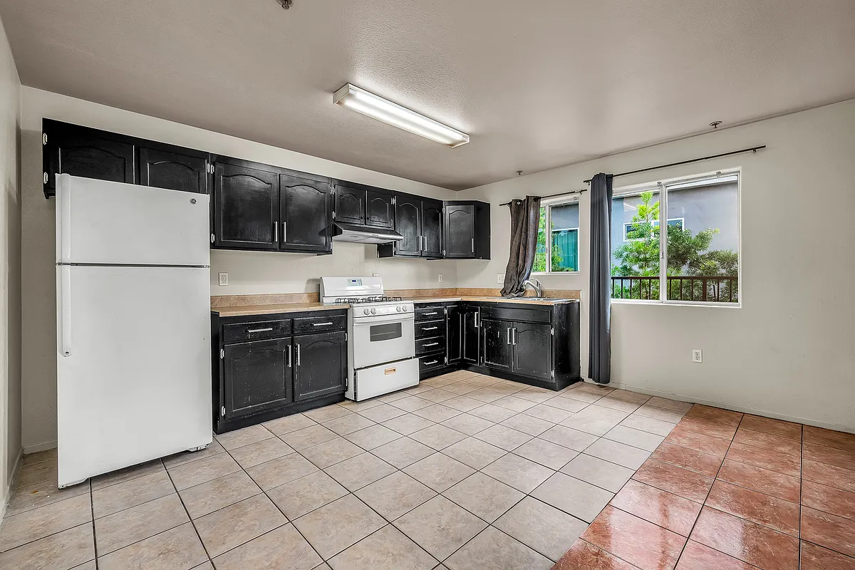Building Photo - 5231 Huntington Dr N #4