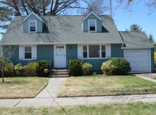 18 Cornwall Ln, Hicksville, NY 11801