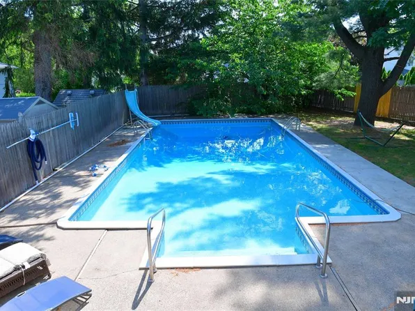 3-07 Dorothy St, Fair Lawn, NJ 07410
