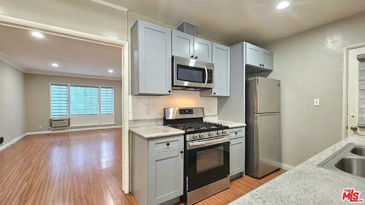 1 bed, 1.0 bath, 700 sqft, $2,000 — Photo 1