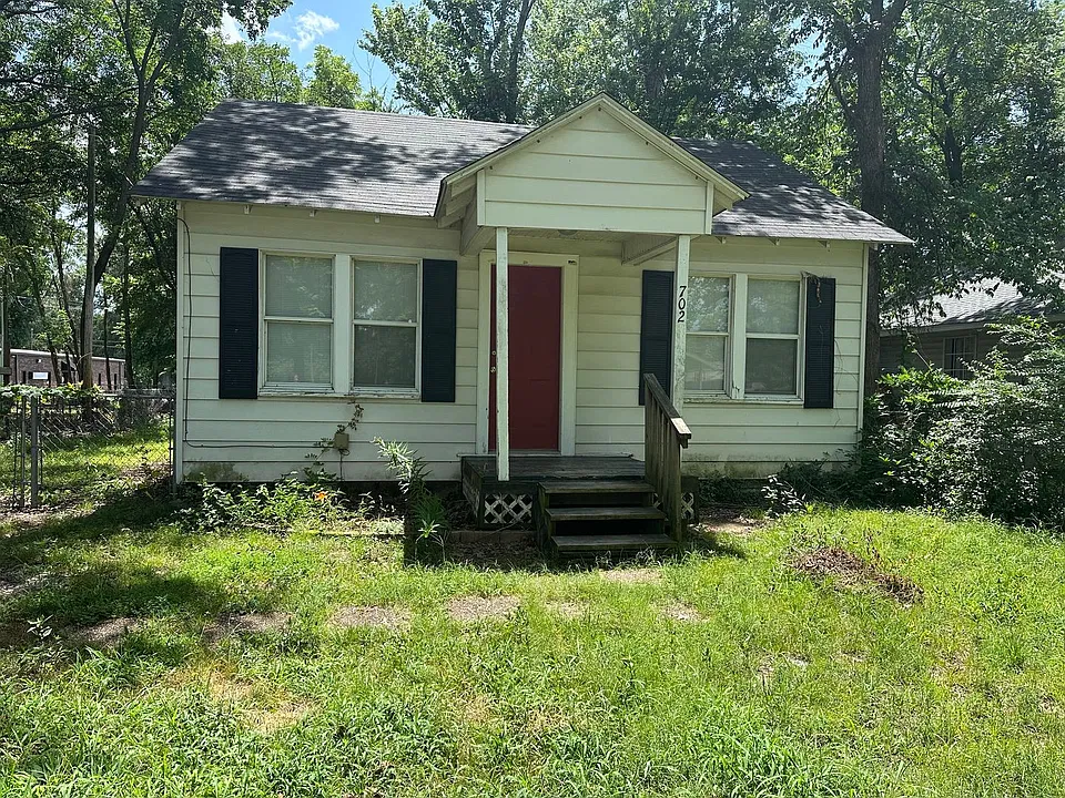 702 E E St