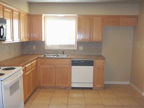 2nd image of 1542 Hales Dr