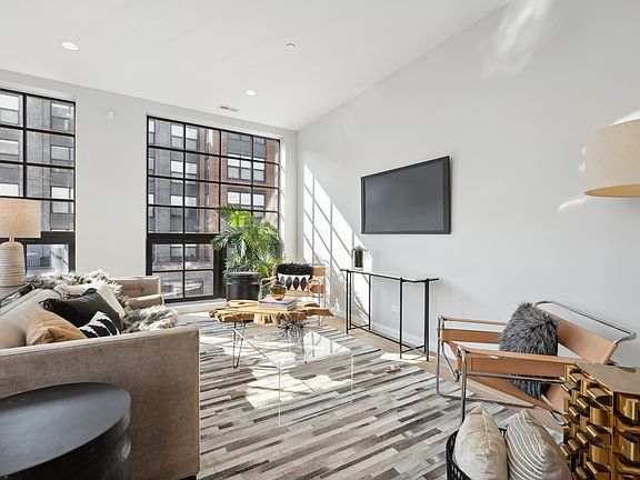 4th image of 2487 N Milwaukee Ave #2B