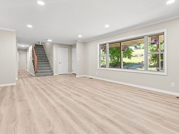5th image of 923 Smith Dr