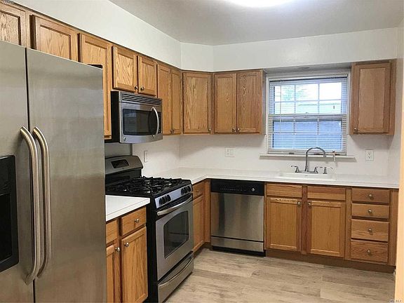 3rd image of 1059 Old Northern Blvd