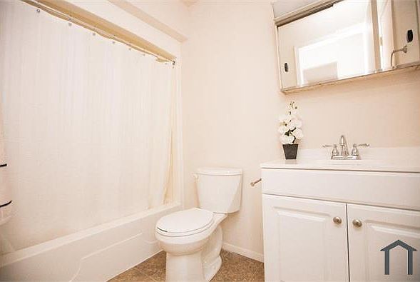 2nd image of 2560 Eastgate Rd #4
