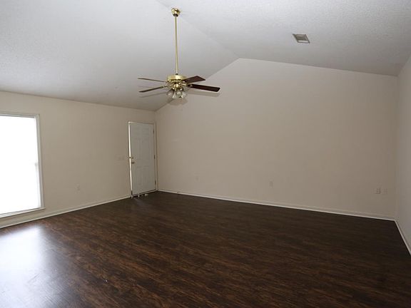 4th image of 104B Lindsay Ct