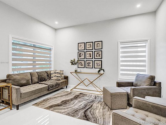 5th image of 713 Tanglewood Cir