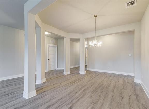 4th image of 410 Lone Star Dr