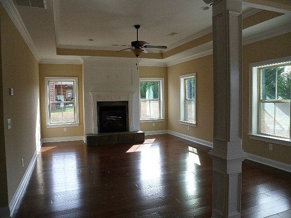 5th image of 204 Caravella Dr