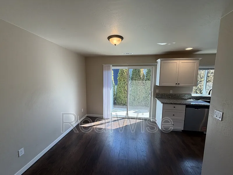 3 bed, 2.0 bath, 1500 sqft, $1,995 — Photo 4