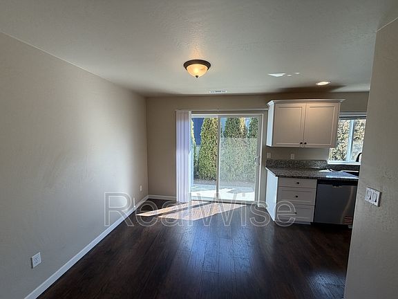 4th image of 124 SW Jenn Way