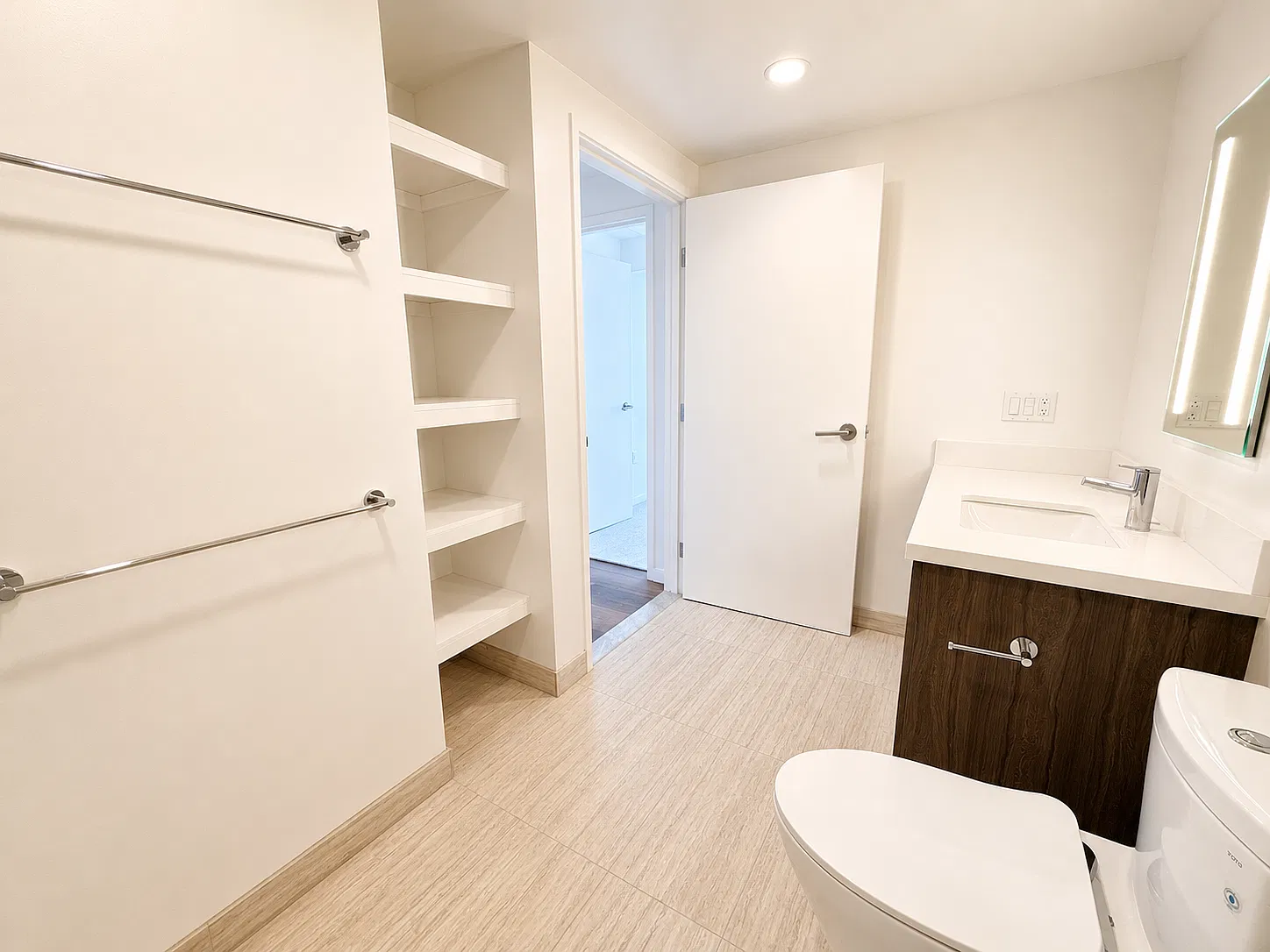 2 bed, 847 sqft, $4,175 — Photo 4