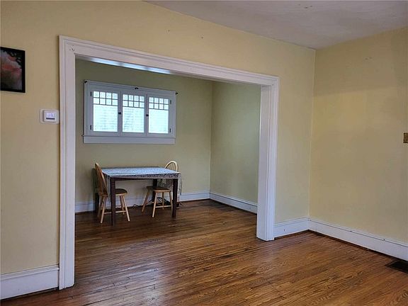 4th image of 109 W Spruce St