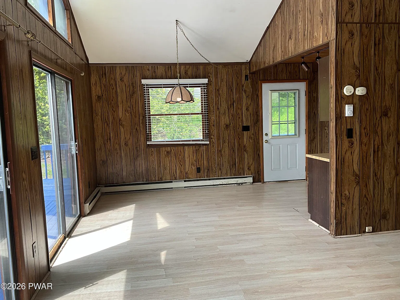 3 bed, 1.5 bath, 1050 sqft, $2,000 — Photo 3