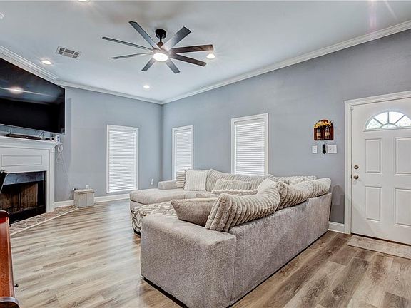 4th image of 600 Gardenia St