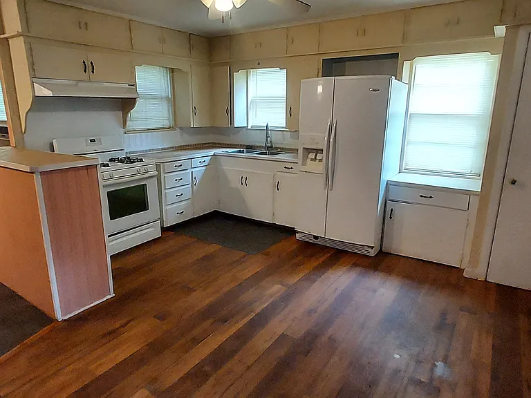 310 Sycamore St — Photo 24