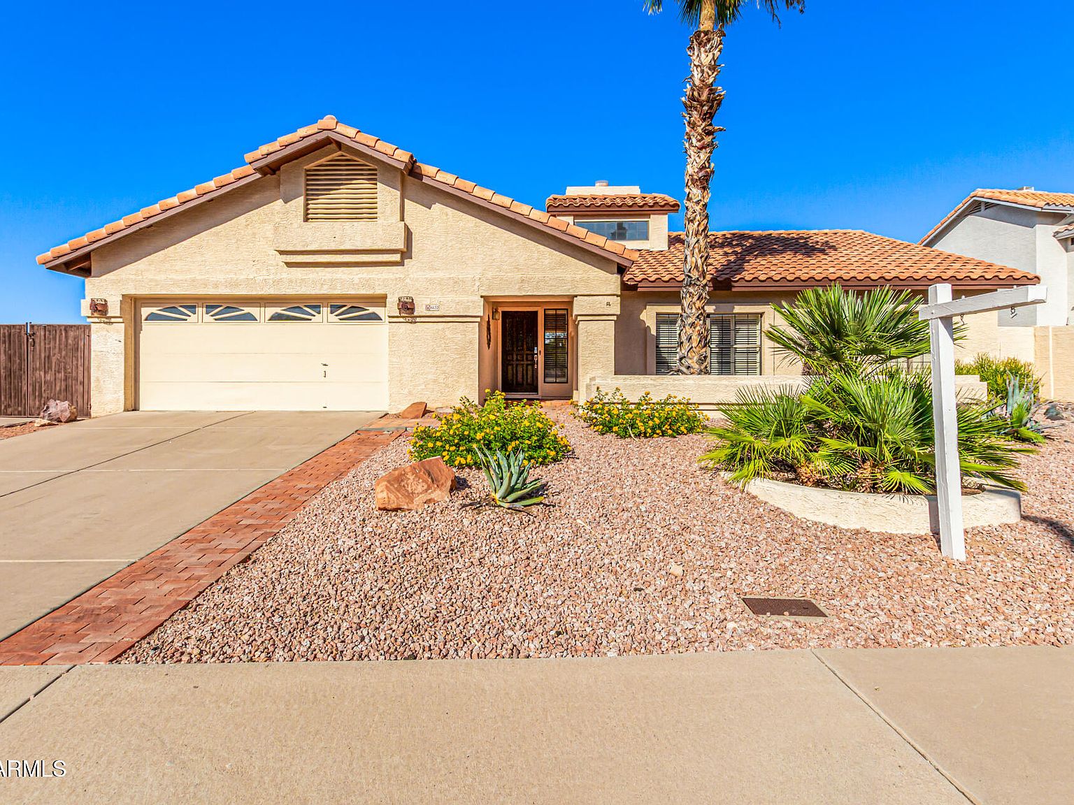 6122 E Saddleback St