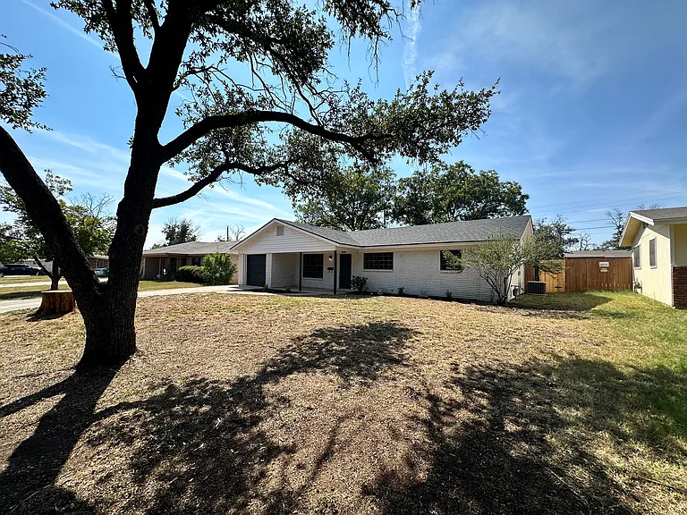 233 Robin Hood Trl — Photo 20