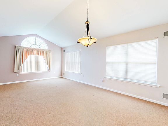 3rd image of 21 Skylark Ln