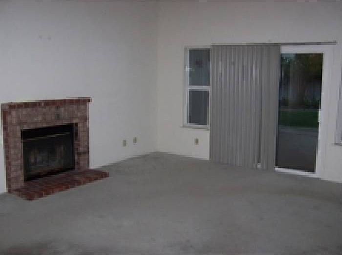 Family Room w/Fireplace