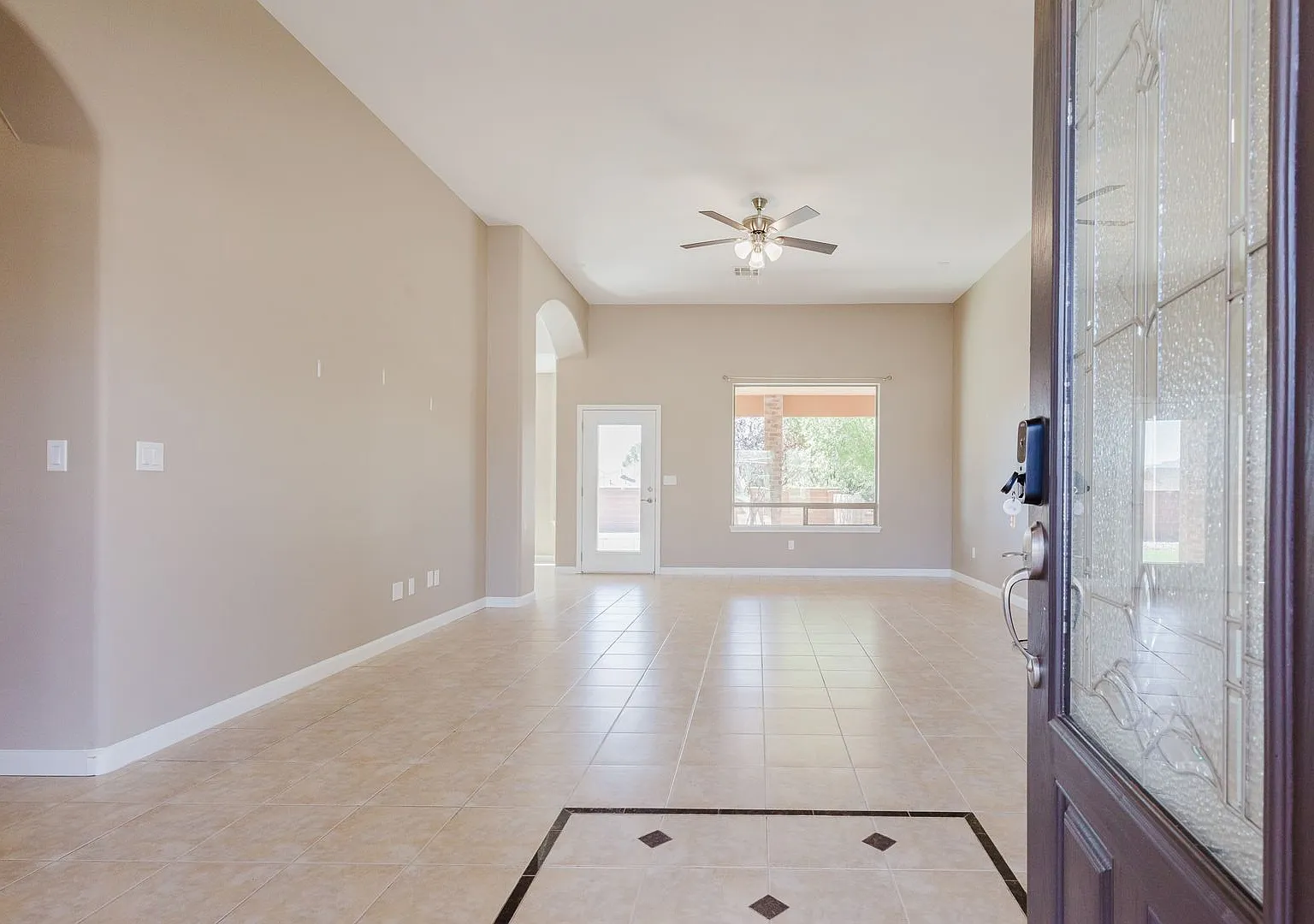 Spacious 3 Bedroom 2 Bath House! — Photo 4