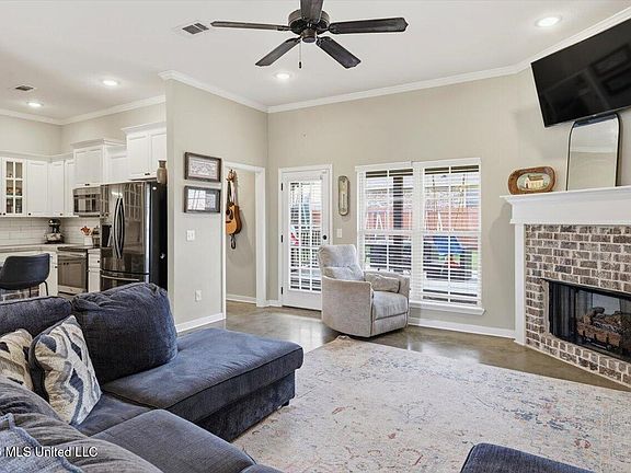 4th image of 980 Filmore Dr