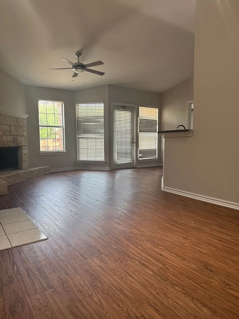 Spacious 1 Bedroom 1 Bathroom with a Private Garage. — Photo 2