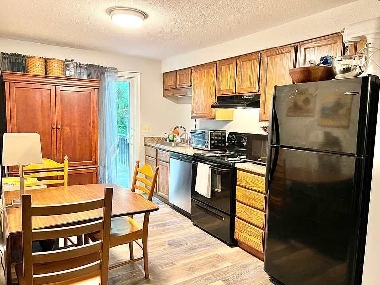 28 Woodlawn Ave #1 — Photo 5