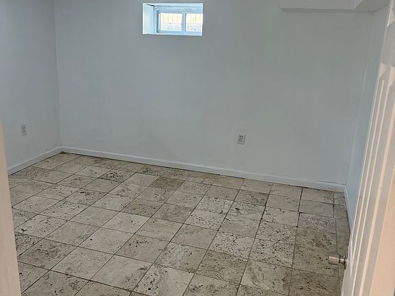 5th image of 136 Fairview Blvd #B