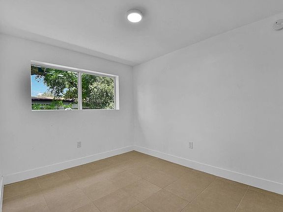 5th image of 809 NW 15th Avenue
