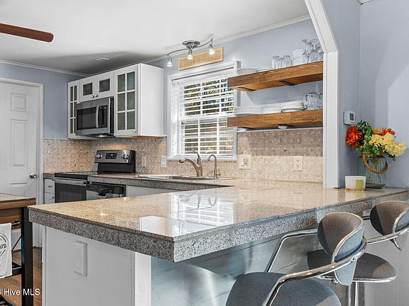 5th image of 308 Ridgewood Drive NW