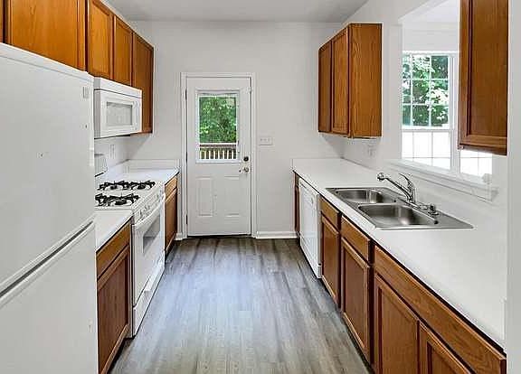 5th image of 68 Oak Green Dr #A