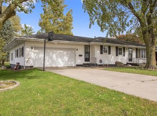 204 5th St E, Newhall, IA 52315