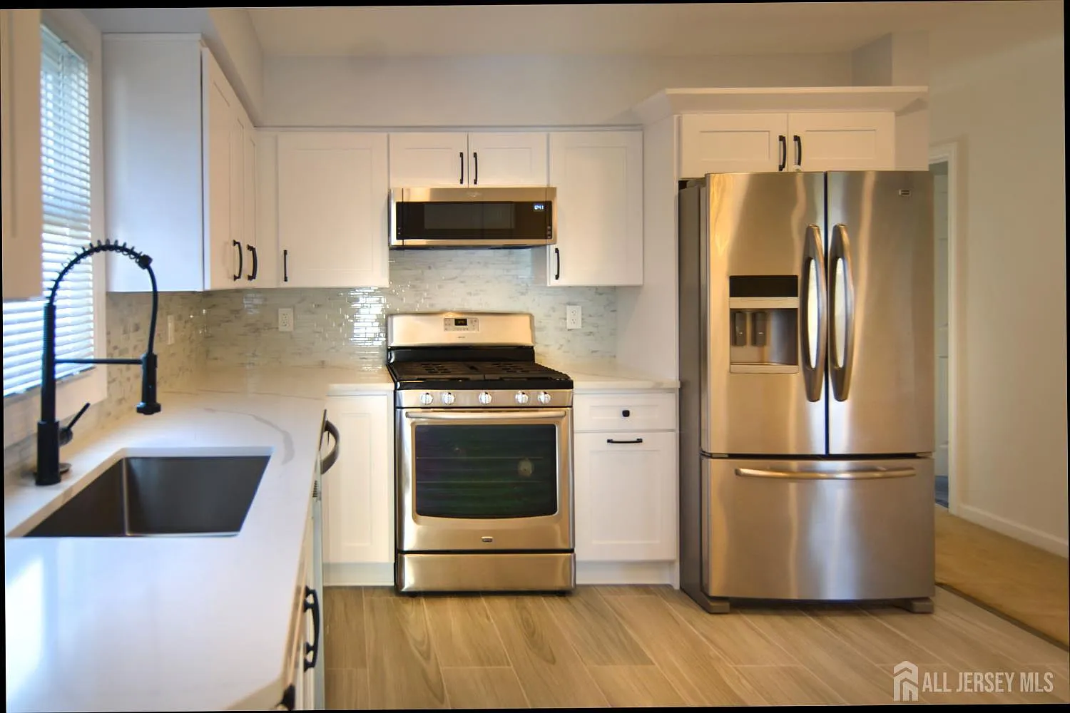 3 bed, 2.0 bath, 1083 sqft, $3,700 — Photo 3