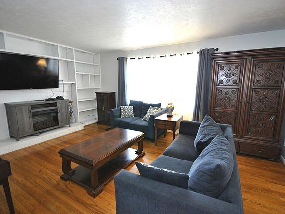 5th image of 215 Deerwood Dr