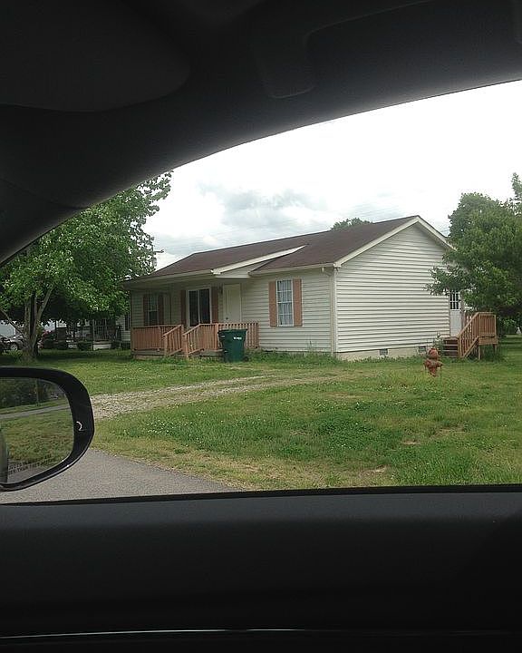 1st image of 1002 E Railroad St