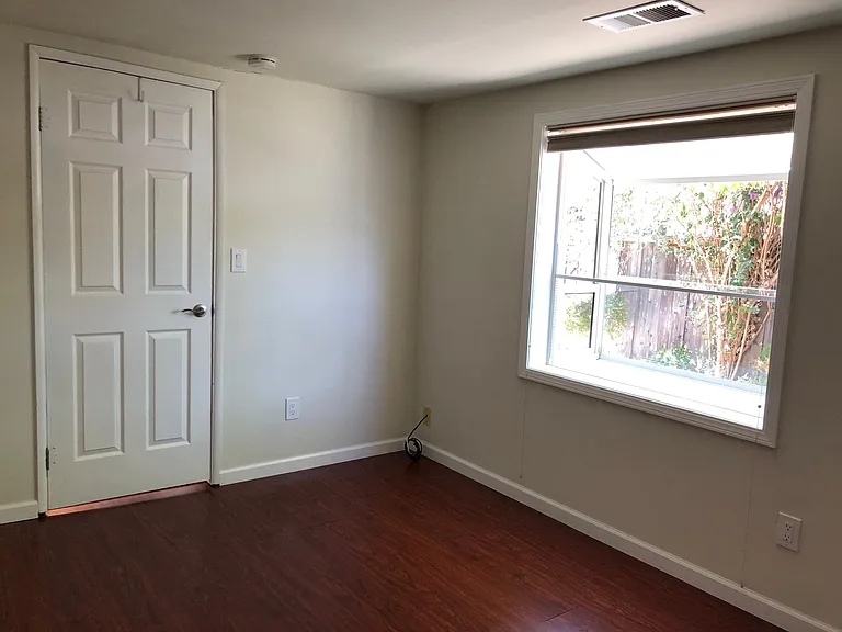 front bedroom Pic2