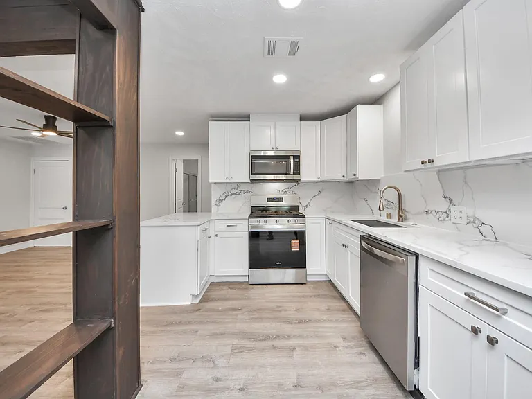 302 County Park Dr — Photo 6
