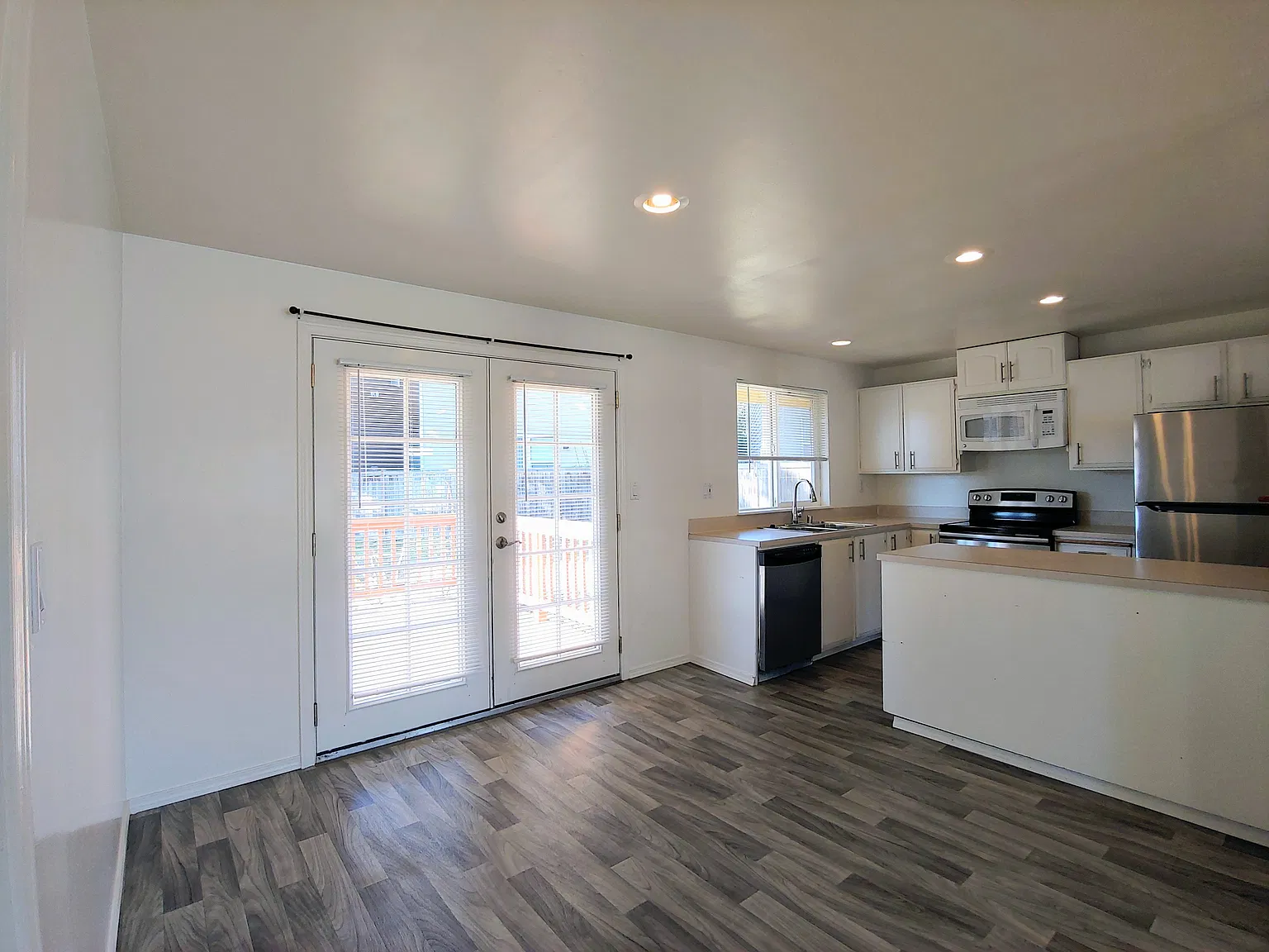 3 bed, 1272 sqft, $2,995 — Photo 4