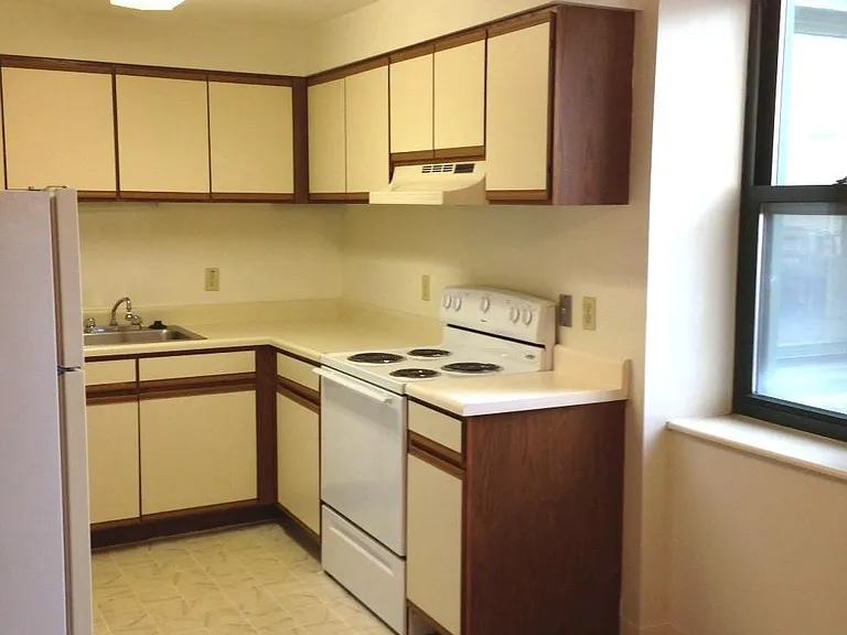 Drake Plaza Apartments — Photo 23